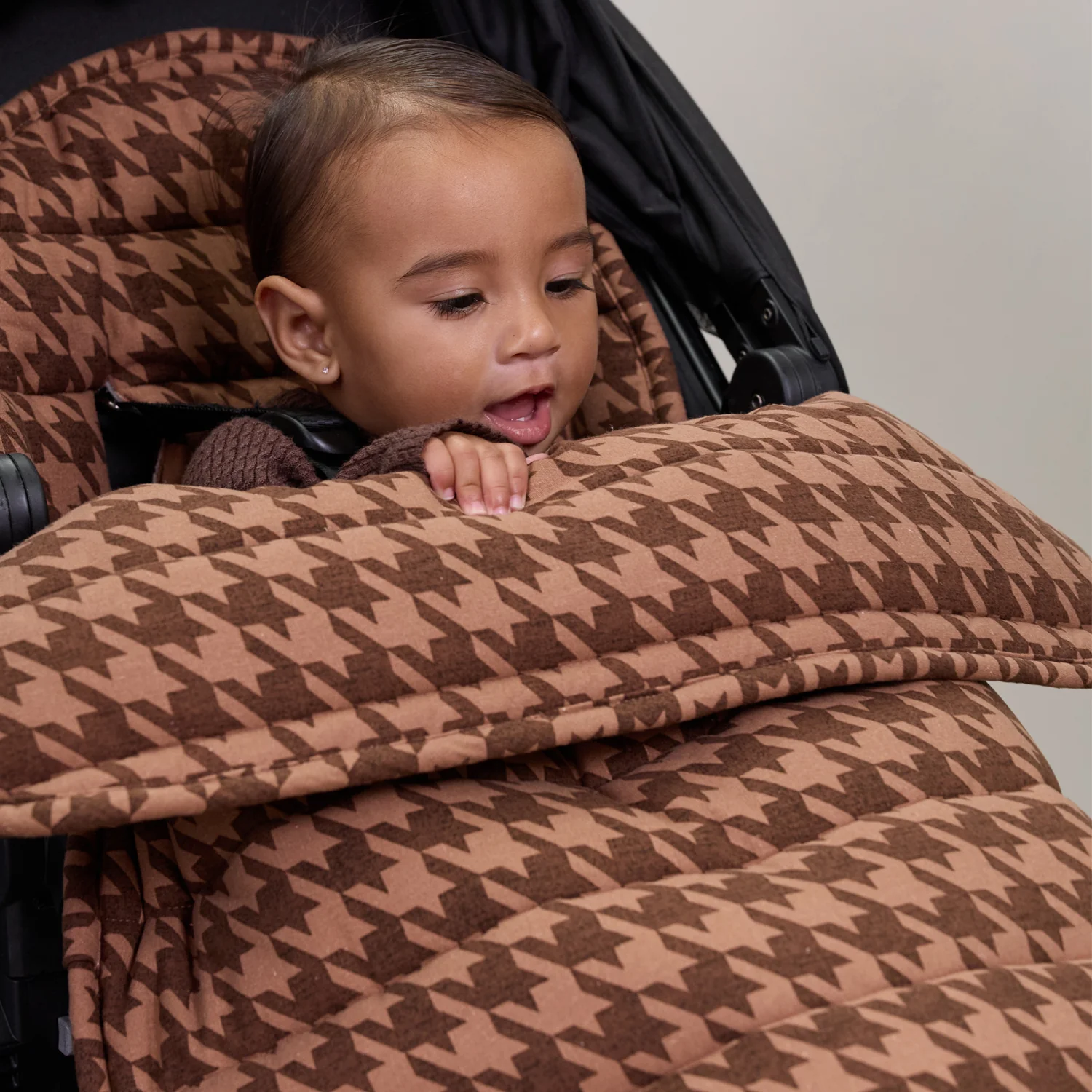 Cocoa Houndstooth Linen Pram Cosy - Image 3