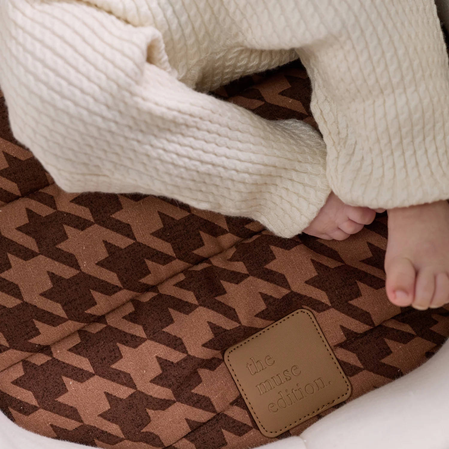 Cocoa Houndstooth Universal Linen Bassinet Liner - Image 4